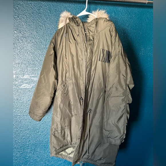 Women’s Vans  army green puffer jacket with fur on hood - Picture 2 of 5